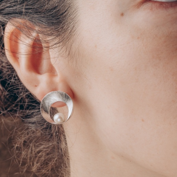 Silberohrringe mit Naturperle - Strukturiertes Design, rund, Statement