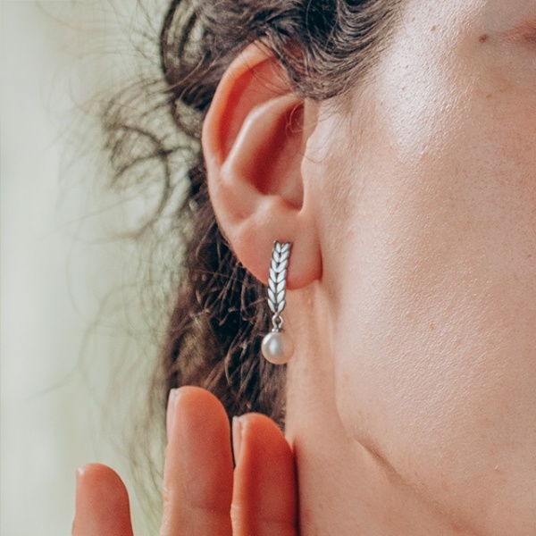 22mm lange Silberohrringe in Form eines Weizenohrrings mit Zuchtperle