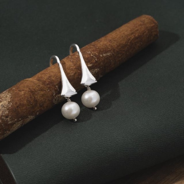 Cercei din argint 925 cu perlă albă rotundă și bază tip cap – simplitate elegantă, strălucire naturală