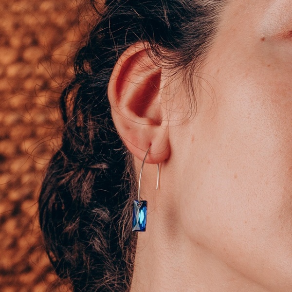 Cercei din argint simpli cu cristal strălucitor Bermuda Blue – Eleganță rafinată