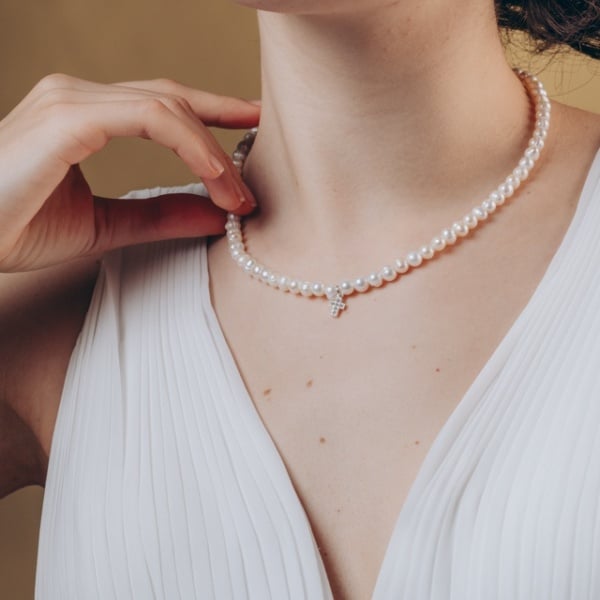 Colier Elegant cu Perle, Argint și Cruciuliță – Lungime Personalizabilă