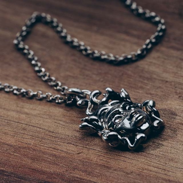 Lant din Argint cu Pandantiv Medusa – Eleganță Dramatică și Versatilitate