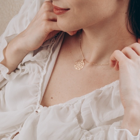 Bijuterie mandala aurie – colier cu pandantiv simetric și elegant