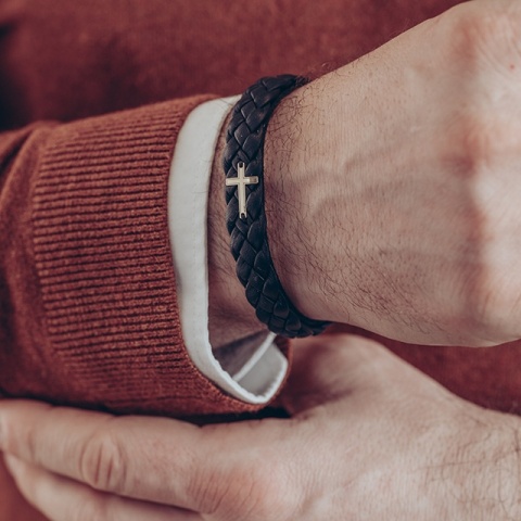 Brățară Bărbați Piele Împletită cu Cruce Aur 14K Personalizată – Model Veghe
