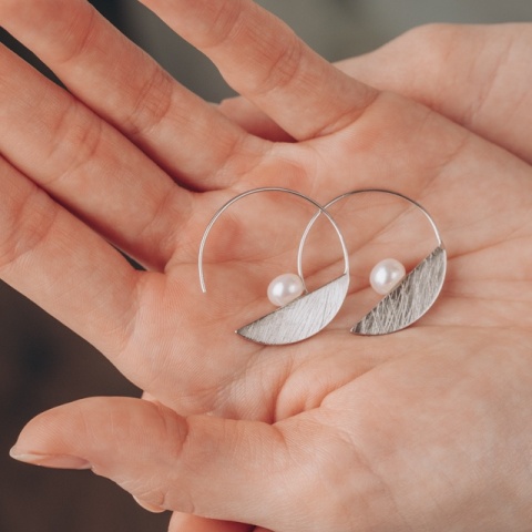 Cercei cerc (hoop) din argint 925 rodiat cu perlă mată de 8 mm – echilibru între clasic și modern - Img 8