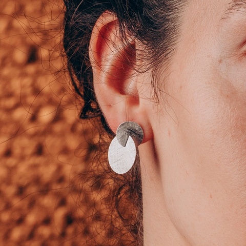 Cercei din Argint cu Finisaj Mat – Design Cercuri Intercalate, 24 mm