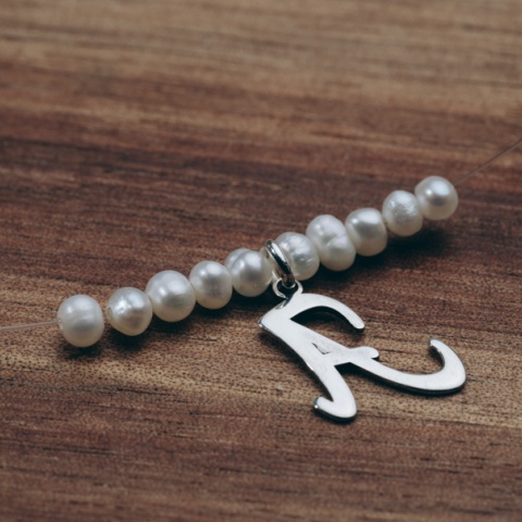 Halskette mit transparentem Faden und Initial-Anhänger aus zartem Silber und Zuchtperlen - dezente Eleganz für jeden Anlass - Img 4
