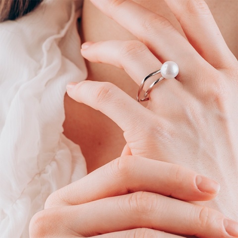 Rhodinierter offener Ring aus Sterlingsilber mit weißer Barock-Zuchtperle