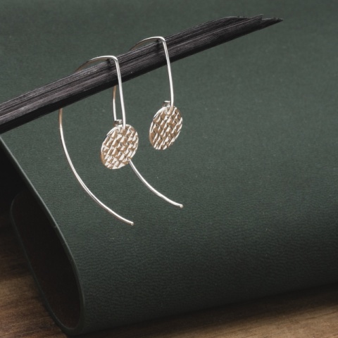 925 Sterling Silber Ohrringe mit 10 mm gehämmerter Platte - künstlerische Textur, moderne Eleganz