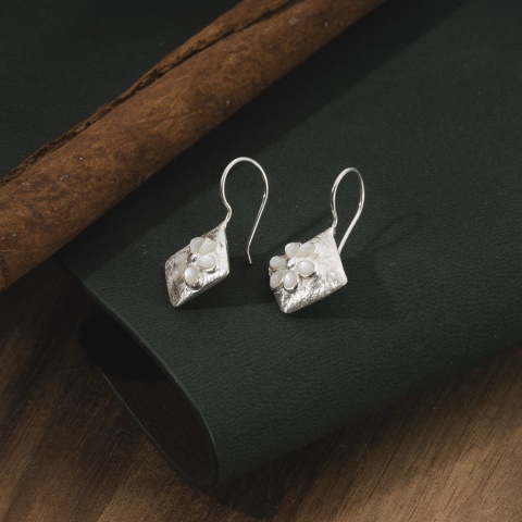 Blumenohrringe aus Sterlingsilber mit Perlmutt - natürliche Zartheit und zeitlose Eleganz - Img 1