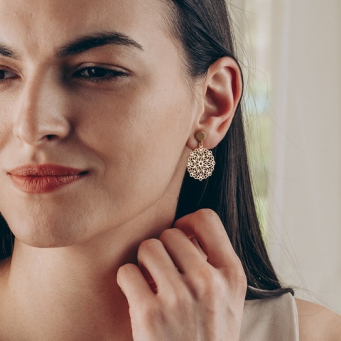 Cercei din argint 925 cu model floare mandala – strălucire aurie și simbolism delicat - Img 7