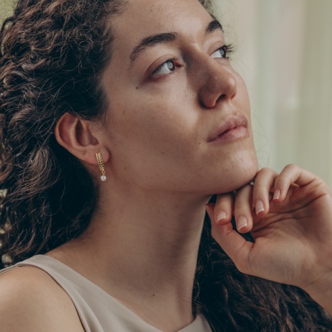 Cercei din Argint Lungi placat cu aur 22mm în Formă de Spic de Grâu cu Perlă Naturală – Eleganță Organică - Img 3