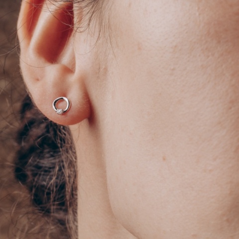 Cercei mici din argint 925 cu zirconiu – 6mm, formă rotundă