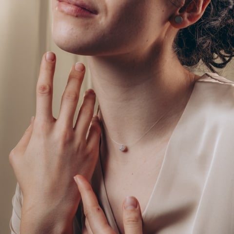 Colier cu Fir Transparent și Pandantiv Luna din Argint Delicat – Eleganță Subtilă pentru Orice Ocazie - Img 1
