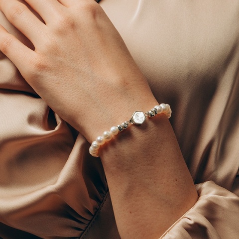 Elegantes Armband mit Zuchtperlen und gravierbarem Verschluss aus Sterlingsilber - ein Leben lang individuell gestaltbar - Img 1