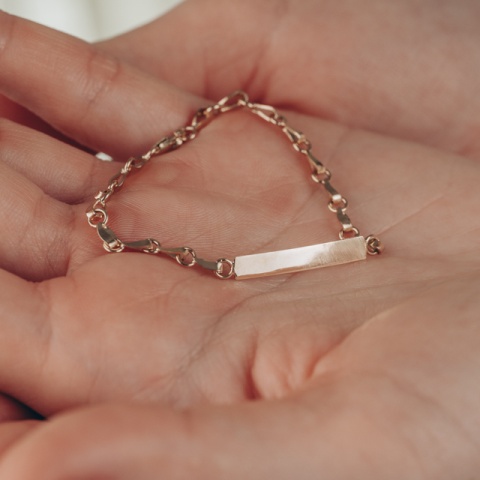 Brățară copii din aur 14K cu plăcuță gravabilă față-verso, 2.61 g, elegantă și personalizabilă