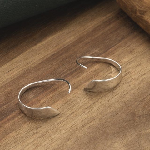 Klassische Ohrringe aus 925er Sterlingsilber - Schlichtheit und Raffinesse für jede Gelegenheit