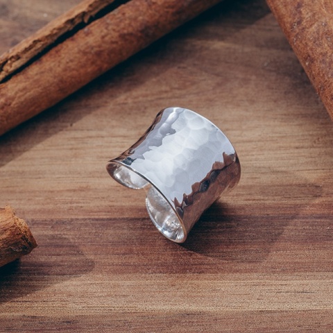 Offener Ring aus Sterlingsilber mit gehämmertem Finish - moderner und strukturierter Stil - Img 1