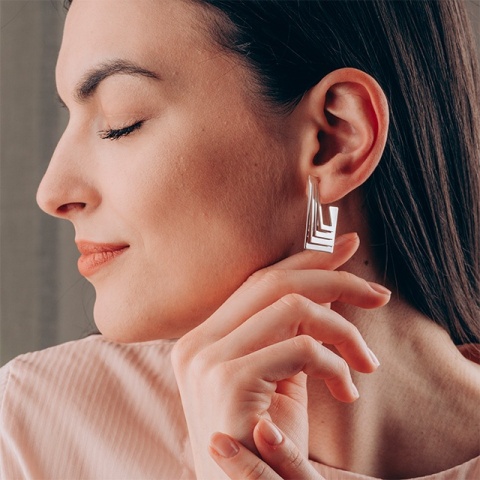 Cercei eleganți din argint 925 pentru femei – model geometric placat cu rodium