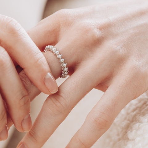 Rhodinierter Ring aus Sterlingsilber mit Rhodium und Perlen - Eleganz und Raffinesse