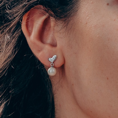 Schmetterlingsohrringe aus Silber mit Zuchtperle und Zirkonia - minimalistische Eleganz in Reinkultur