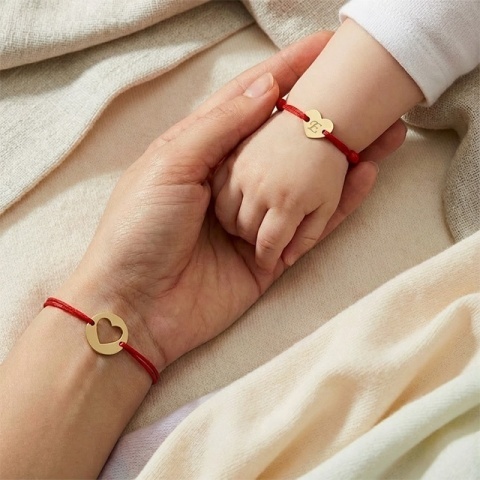 Set Brățări Mamă & Copil din Aur 14K – Inimă și Inimă Decupată | Șnur Roșu Reglabil