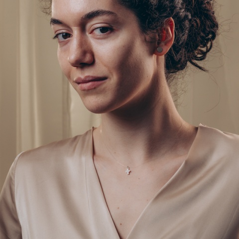 Zarter Silberkreuz-Anhänger und transparente Strang-Halskette - dezente Eleganz für jeden Anlass - Img 2