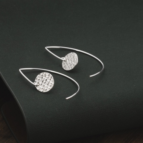 925 Sterling Silber Ohrringe mit 10 mm gehämmerter Platte - künstlerische Textur, moderne Eleganz - Img 2