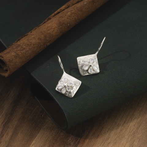 Blumenohrringe aus Sterlingsilber mit Perlmutt - natürliche Zartheit und zeitlose Eleganz - Img 2