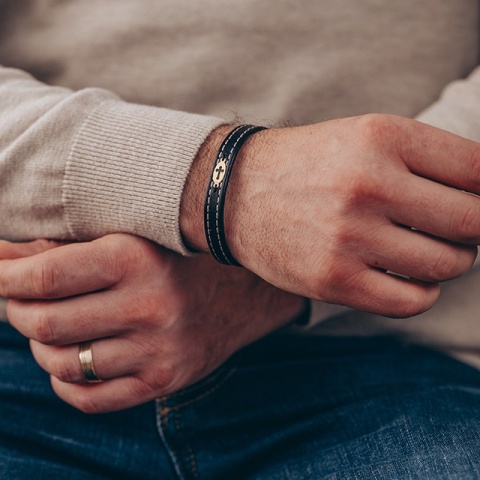 Brățară Bărbați Piele Cusută cu Cruce Aur 14K Personalizată – Model Spiritualitate Retro