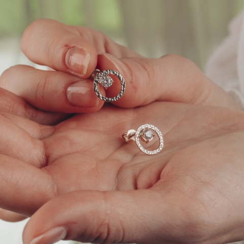 Cercei aur 14K femei – model eclipsă cu zirconiu, închidere cu șurub