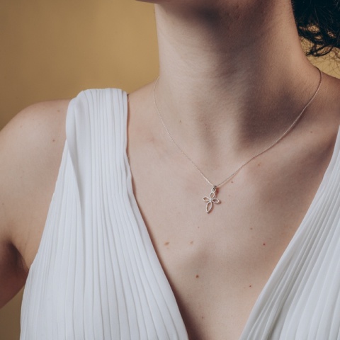 Silberkette mit feinem Kreuz - Eleganz und Raffinesse