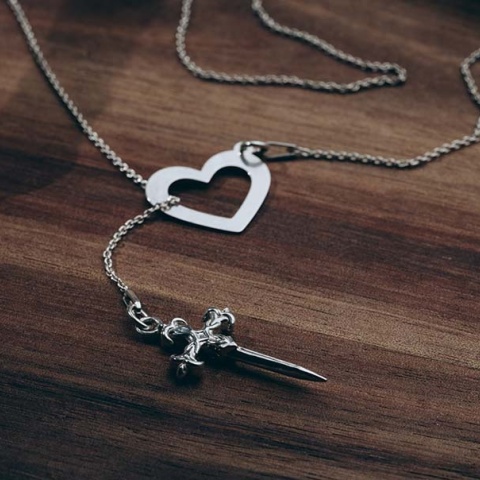 Silberne Halskette mit Perlen und Dag Dagger Kreuz - Eleganz mit Haltung - Img 2