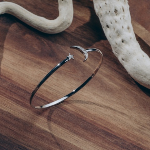 Starres Sterlingsilberarmband mit Mond und Stern - elegantes Design mit funkelnden Zirkonia