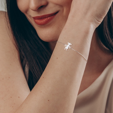 Brățară argint personalizată cu siluetă copil și inițială - Img 2