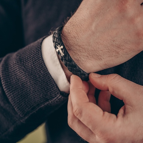 Brățară Bărbați Piele cu Cruce Aur 14K Personalizată – Model Credință Clasică