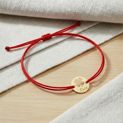brățară aur 14K cu trifoi decupat și șnur roșu, personalizată cu nume, Evana