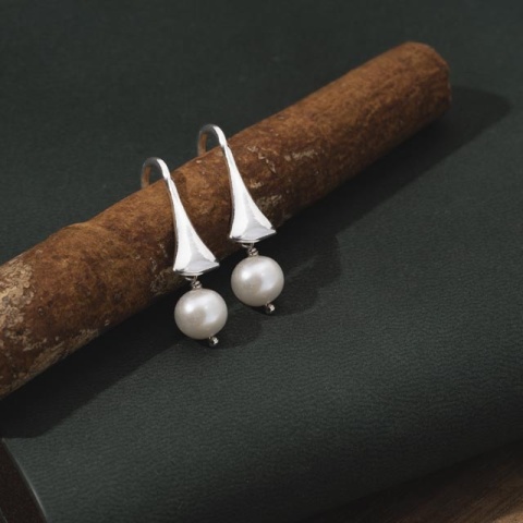 Cercei din argint 925 cu perlă albă rotundă și bază tip cap – simplitate elegantă, strălucire naturală