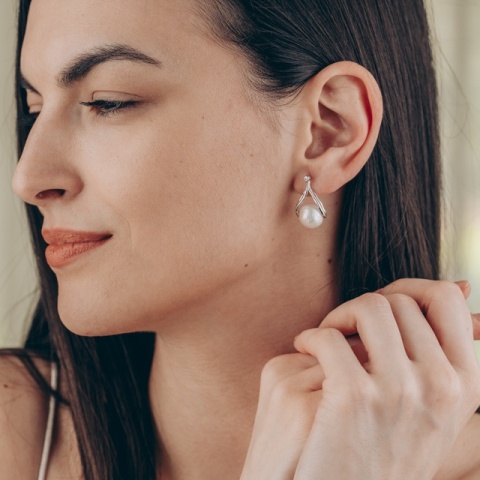 Cercei din argint 925 cu perlă de 11 mm și zirconiu – rafinament clasic, strălucire modernă