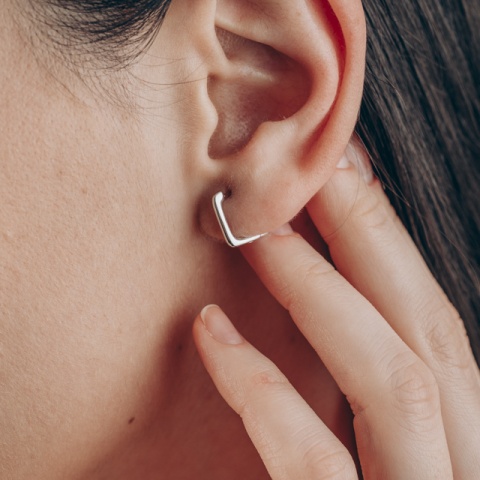 Cercei pătrați argint 925 rodiat, 12 mm, închidere click, design minimalist și lucios