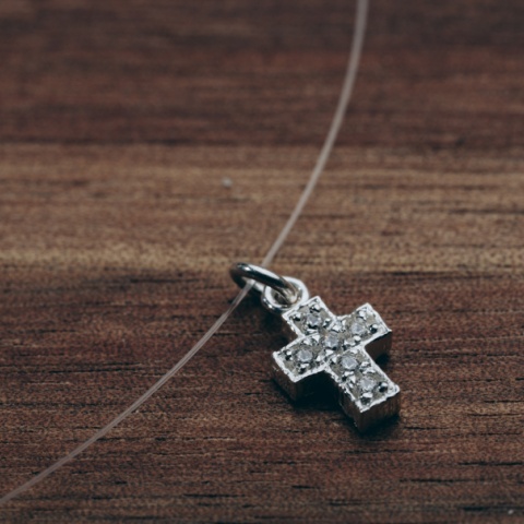 Colier cu Fir Transparent și Pandantiv Cruce din Argint Delicat – Eleganță Subtilă pentru Orice Ocazie - Img 4
