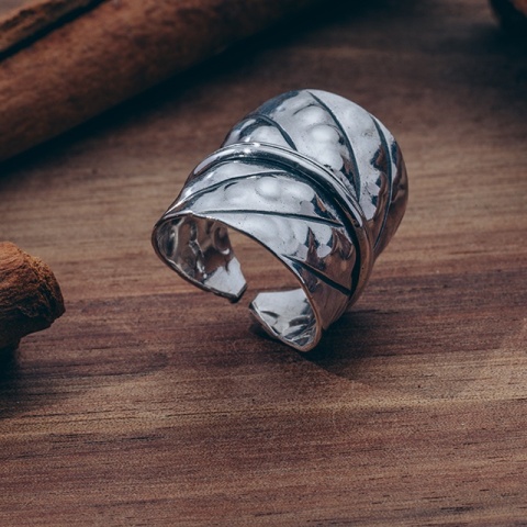 Offener Ring aus Sterlingsilber mit Blattmuster, oxidiert und glänzend 🍃✨.