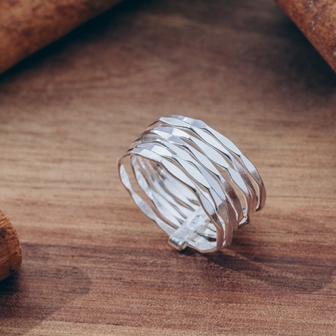Ring aus 925er Sterlingsilber mit 7 verbundenen Ringen - Symbol der Harmonie und Verbindung