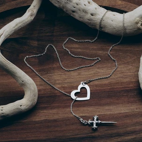 Silberne Halskette mit Perlen und Dag Dagger Kreuz - Eleganz mit Haltung - Img 3