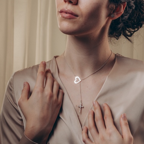 Silberne Halskette mit Perlen und Dag Dagger Kreuz - Eleganz mit Haltung - Img 4