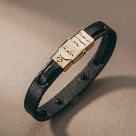 Plăcuță din aur 14K cusută pe brățară din piele SVEN
