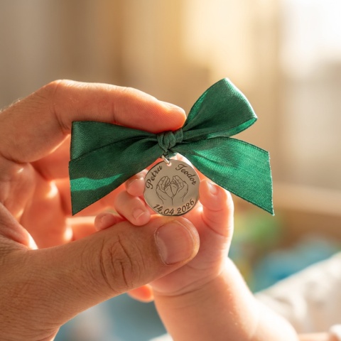 banut argint personalizat botez cadou copil cu talpi si maini protectoare