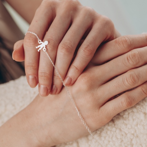 Brățară argint personalizată cu siluetă copil și inițială - Img 4