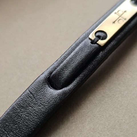 Brățară din piele și aur 14K pentru bărbați purtată la mână