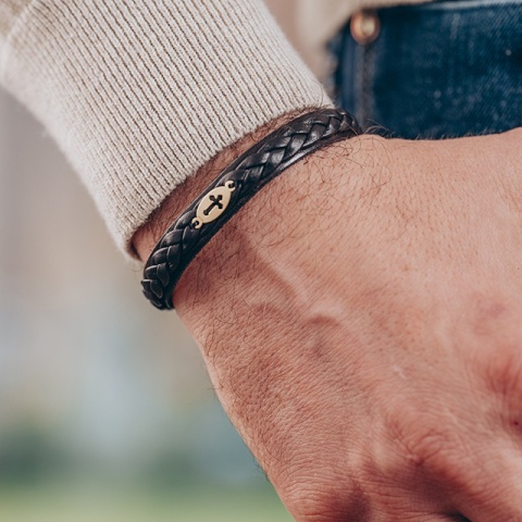 Brățară Bărbați Piele cu Cruce Aur 14K Personalizată – Model Spiritualitate